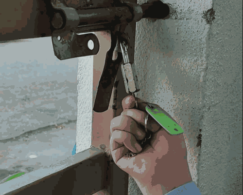 Una persona usando una pieza impresa en 3D para abrir una cerradura